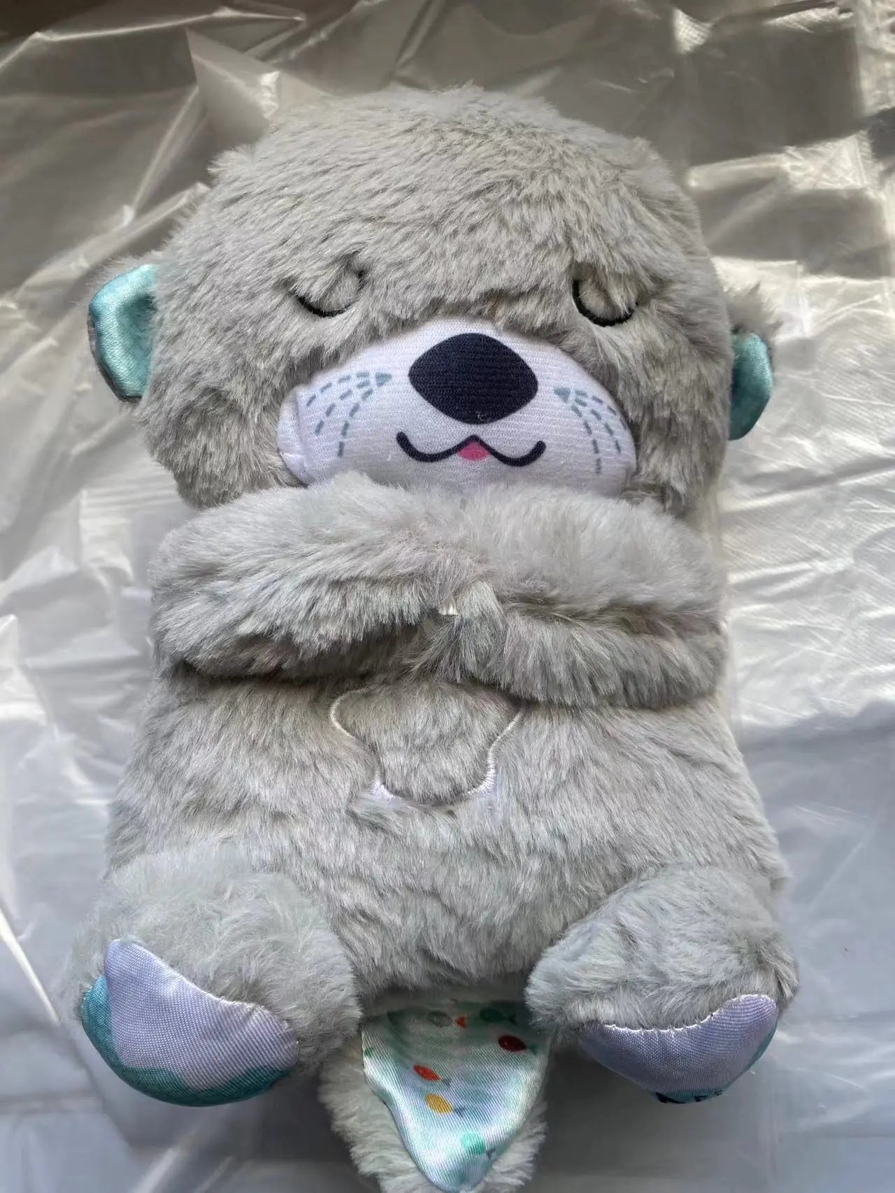 Otter de Pelúcia Musical Máquina de Som Soothe 'n Snuggle Portátil com Detalhes Sensoriais, Música, Luzes e Movimento de Respiração Rítmica WEM Support (www.WEM.support)