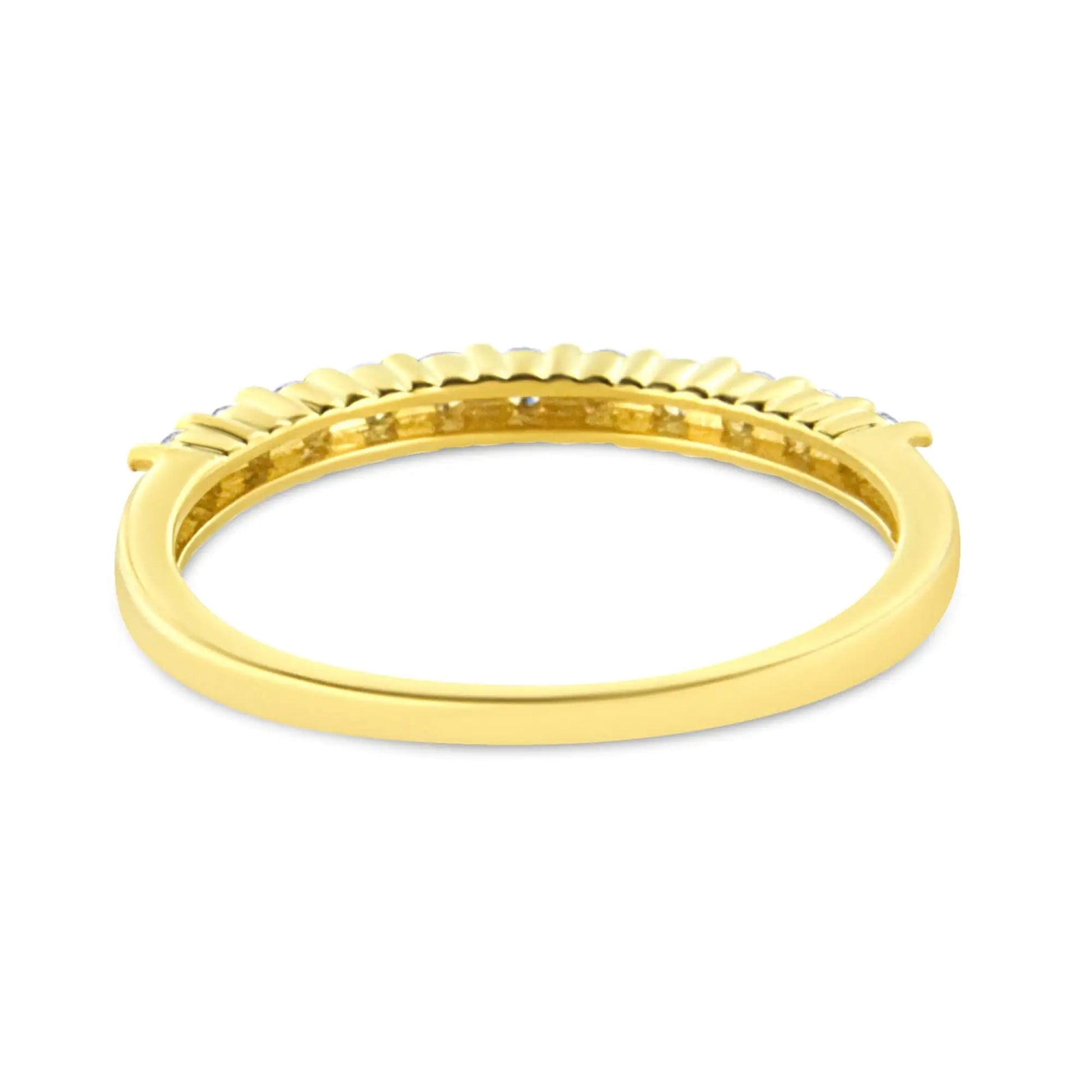 Anillo de Estilo de Banda Estriada de Oro Amarillo de 10K y Diamantes de 1/4 Cttw Certificado por IGI (Color I-J, Claridad I2-I3) WEM Support (www.WEM.support)