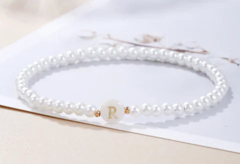Pulsera Delicada con Perlas y Letra Inicial HejK.com Marketplace LLC