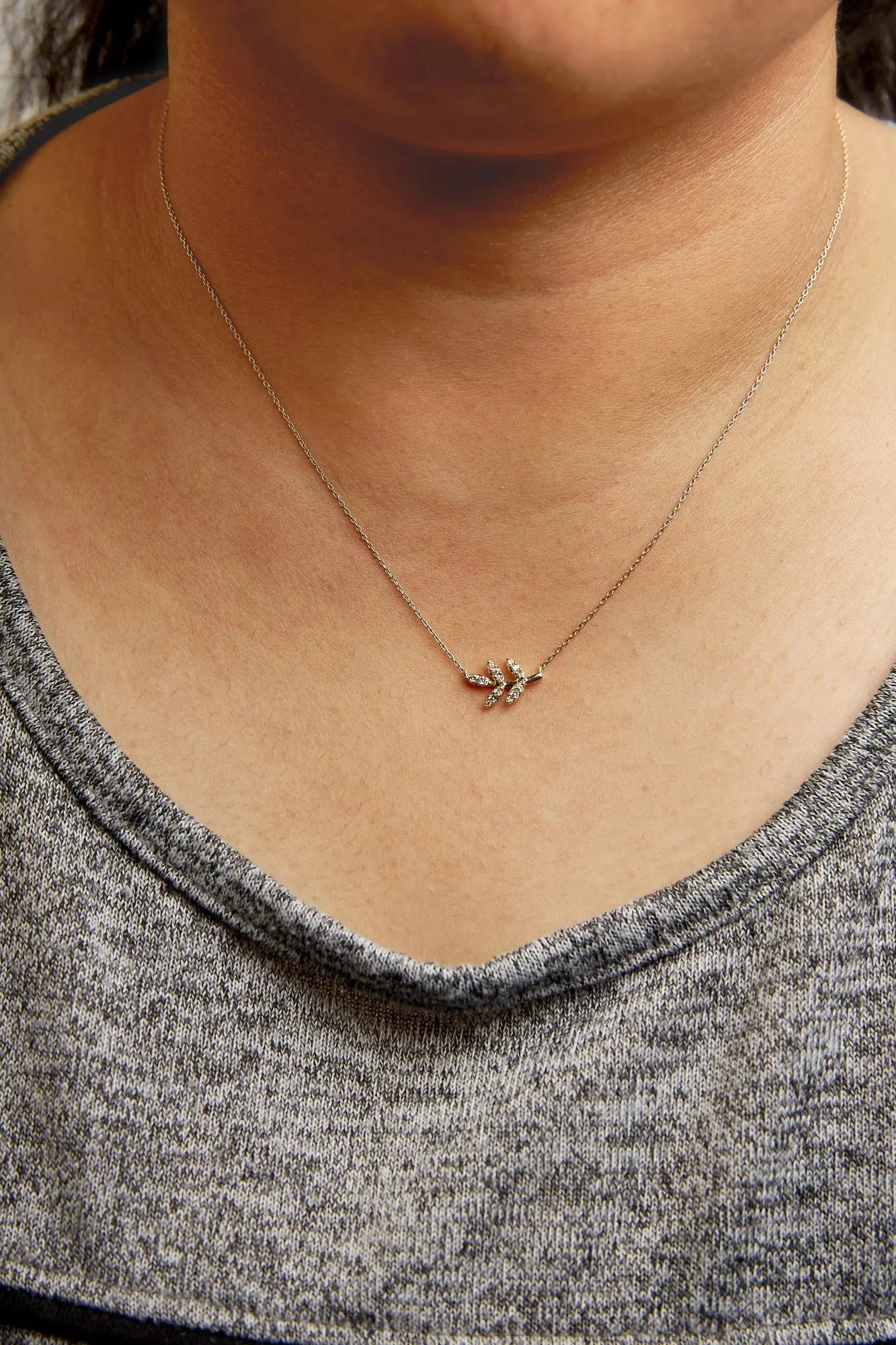 Collier Pendentif 18" en Or Jaune 10K avec Feuille et Branche et Diamants 1/10 Cttw (Couleur H-I, Clarté I1-I2) WEM Support (www.WEM.support)