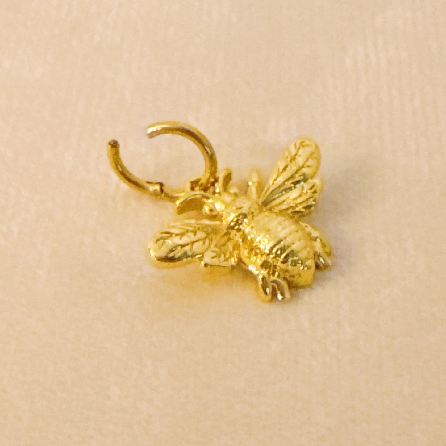 Bee The Queen Seamless Clip Charm WEM Support (www.WEM.support)