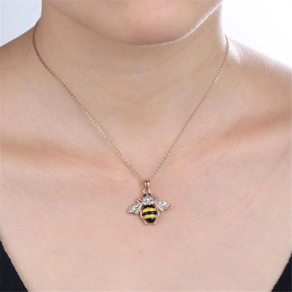 Bee Pendant With Feature Wings And Chain WEM Support (www.WEM.support)