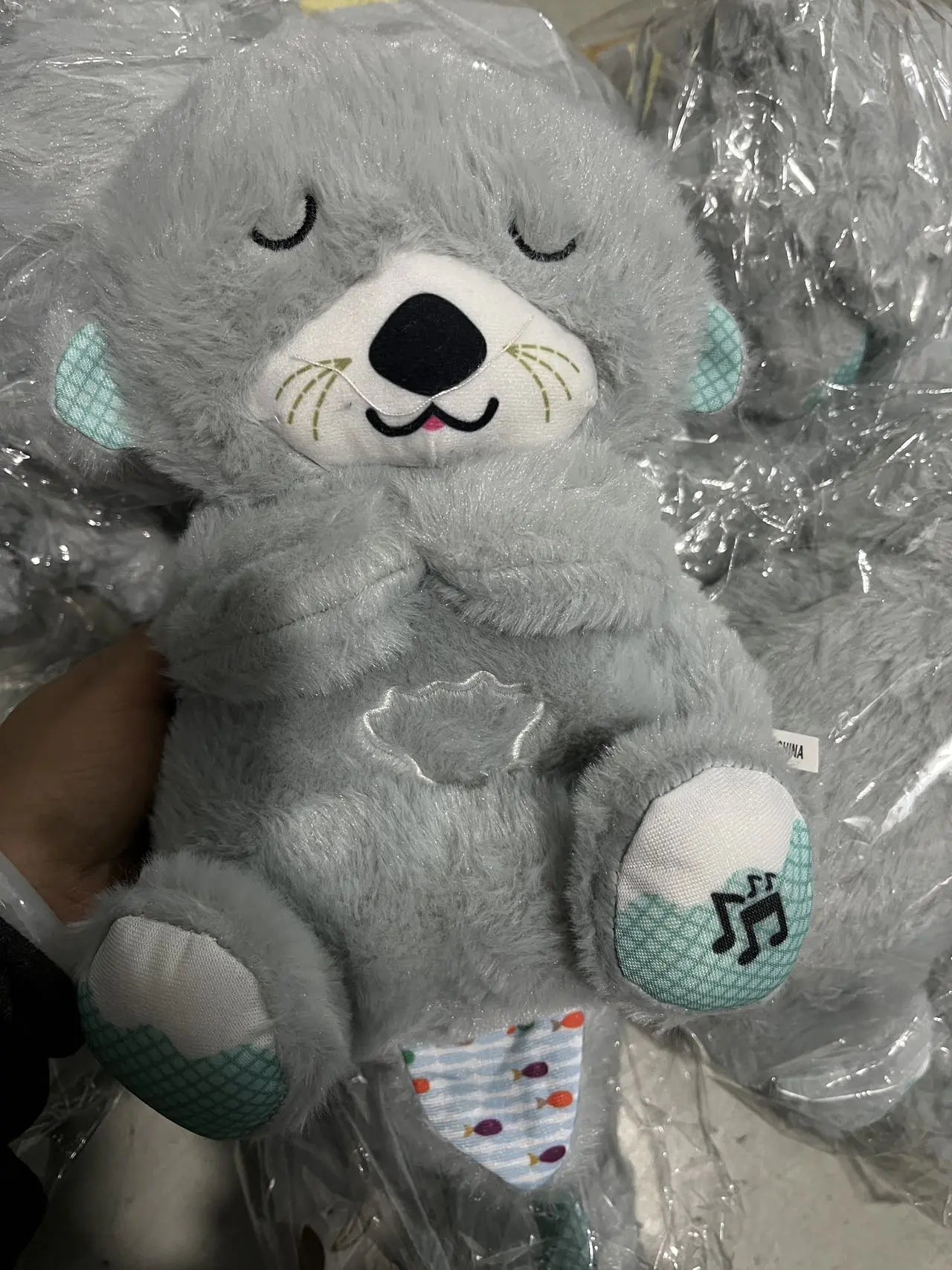 Otter de Pelúcia Musical Máquina de Som Soothe 'n Snuggle Portátil com Detalhes Sensoriais, Música, Luzes e Movimento de Respiração Rítmica WEM Support (www.WEM.support)